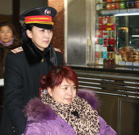 張聰:火車站里的“愛心使者” 張聰:火車站里的“愛心使者”