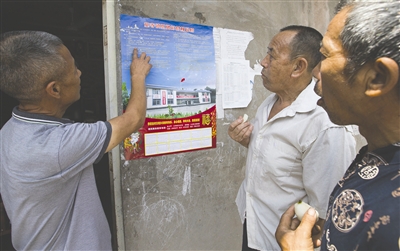 新村約張貼進(jìn)村民的家里 袁偉 攝