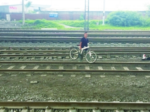 北京一男子橫穿鐵路被撞身亡 多處有安全提示 北京一男子橫穿鐵路被撞身亡 多處有安全提示