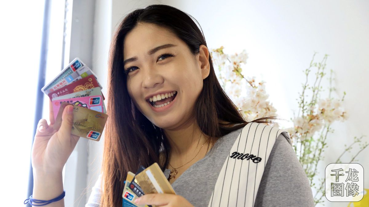 北京"京劇臉"地鐵亮相 比現(xiàn)用列車多載千人 北京"京劇臉"地鐵亮相 比現(xiàn)用列車多載千人