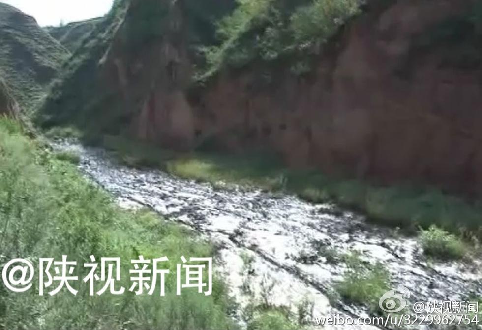 陜西大雨沖出泄漏石油 山溝變油河 陜西大雨沖出泄漏石油 山溝變油河