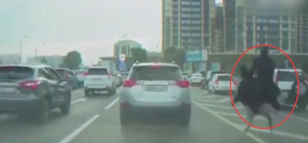 男子騎鴕鳥(niǎo)狂飆超車(chē) 所有司機(jī)當(dāng)場(chǎng)看傻眼