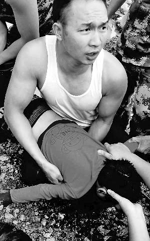 昆明“堅(jiān)持哥”救活溺水兒童 走紅網(wǎng)絡(luò)被點(diǎn)贊 昆明“堅(jiān)持哥”救活溺水兒童 走紅網(wǎng)絡(luò)被點(diǎn)贊