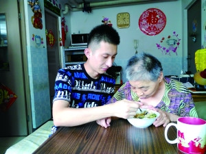 80后售票員為智障母親撐起一片天 盼結(jié)婚成家 80后售票員為智障母親撐起一片天 盼結(jié)婚成家