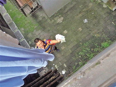 婆婆千元退休金被兒子扔下樓 好心人撿起送上門 婆婆千元退休金被兒子扔下樓 好心人撿起送上門