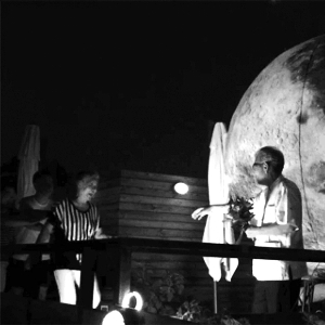 老人自帶“月亮”為老伴過中秋 感動無數(shù)網(wǎng)友 老人自帶“月亮”為老伴過中秋 感動無數(shù)網(wǎng)友