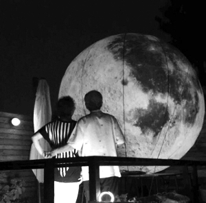 老人自帶“月亮”為老伴過中秋 感動無數(shù)網(wǎng)友 老人自帶“月亮”為老伴過中秋 感動無數(shù)網(wǎng)友