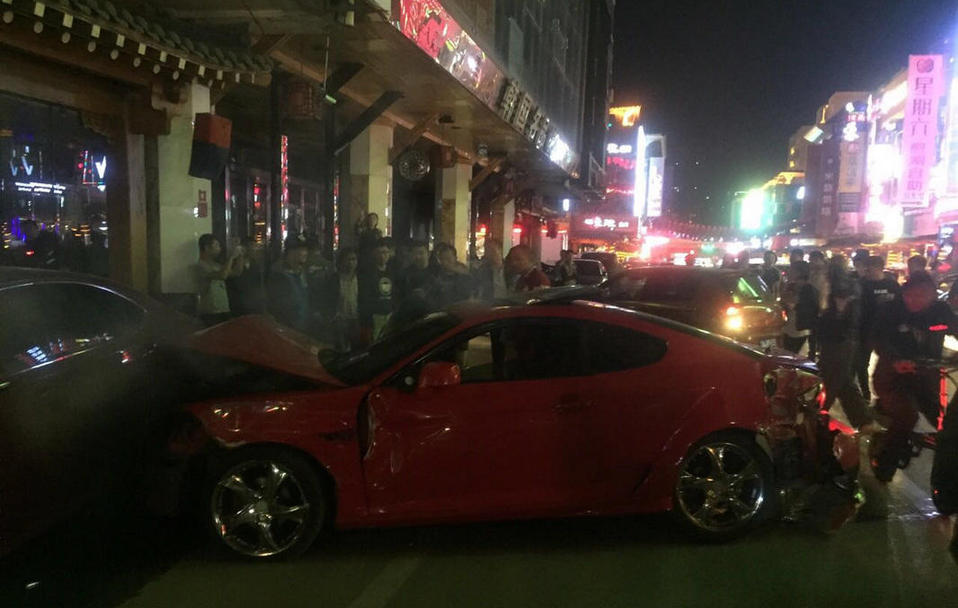 沈陽(yáng)“跑車(chē)男”連撞九車(chē) 警察鳴槍示警將其制伏