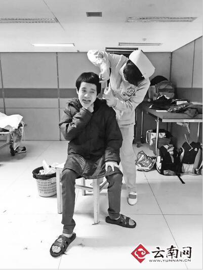 護士給小山理發(fā)