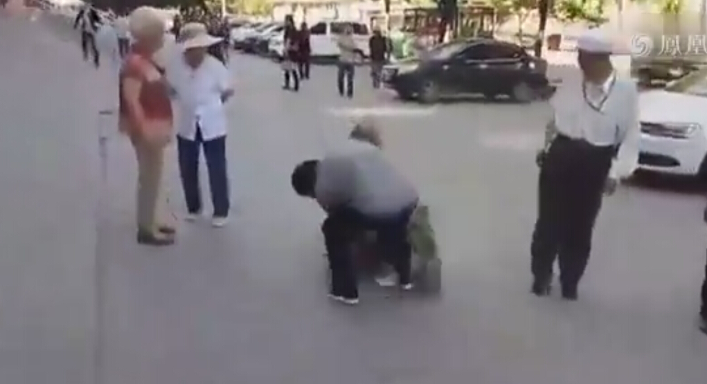 人生如戲全靠演技 斷腿乞丐鬧市被市民強行扒褲 人生如戲全靠演技 斷腿乞丐鬧市被市民強行扒褲