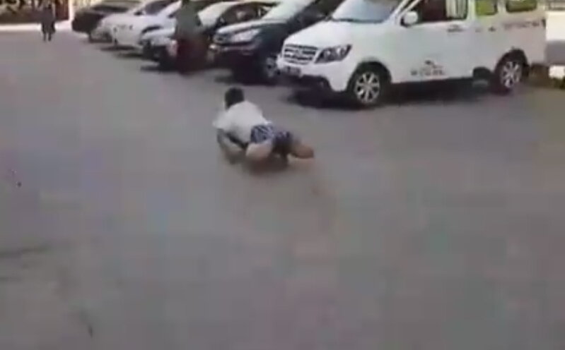 人生如戲全靠演技 斷腿乞丐鬧市被市民強行扒褲 人生如戲全靠演技 斷腿乞丐鬧市被市民強行扒褲