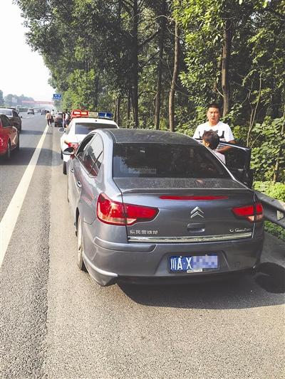 私家車護送重病者遇5車相撞 交警疏導(dǎo)眾人推車 私家車護送重病者遇5車相撞 交警疏導(dǎo)眾人推車