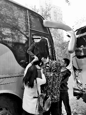 中科院大學(xué)校車追尾公交 前排女生被甩下座位 中科院大學(xué)校車追尾公交 前排女生被甩下座位