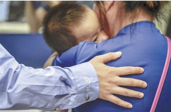 因?yàn)楸弧百u”的經(jīng)歷,孩子回家后十分依戀媽媽。