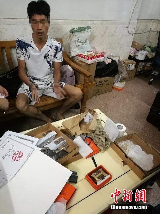 男子開(kāi)網(wǎng)店賣(mài)假奢侈品被抓 三個(gè)月賣(mài)貨值200萬(wàn)元 男子開(kāi)網(wǎng)店賣(mài)假奢侈品被抓 三個(gè)月賣(mài)貨值200萬(wàn)元
