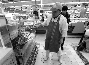 超市門店開售活魚市場上淡水活魚質(zhì)量狀況良好