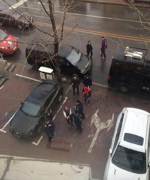 11��28�����������^(q��)���ֽ�һ̎С�̵��Tǰ��һ�����ӵ��z�w���ڵ������rѪ����һ�ء�