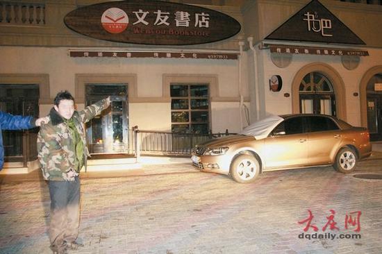 嫌疑人指認(rèn)入室偷竊現(xiàn)場(chǎng)。照片由警方提供