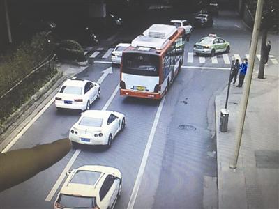 百萬GTR在人民南路進行方向,與二環(huán)路交匯口實線變道