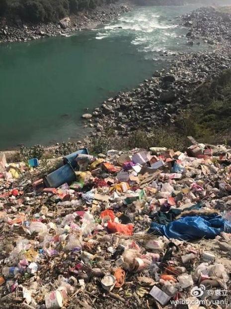 袁立在微博曬出的傾倒在怒江邊的垃圾(圖片來源:袁立微博)