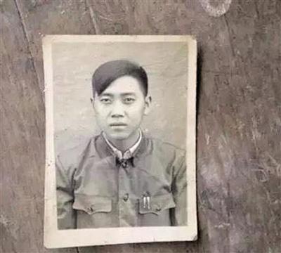 疑似邱少云證件照(大圖)及照片背面簽字(小圖)。