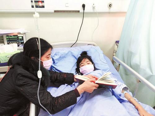躺在病床上,小夢怡仍堅持看書。