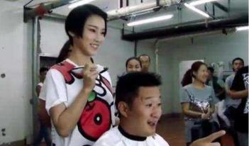 �x骞��ɷ�Ǿ����l(f��)��һ������ȥ����Ц����