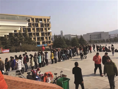 食堂門(mén)前排起了多個(gè)長(zhǎng)隊(duì)
