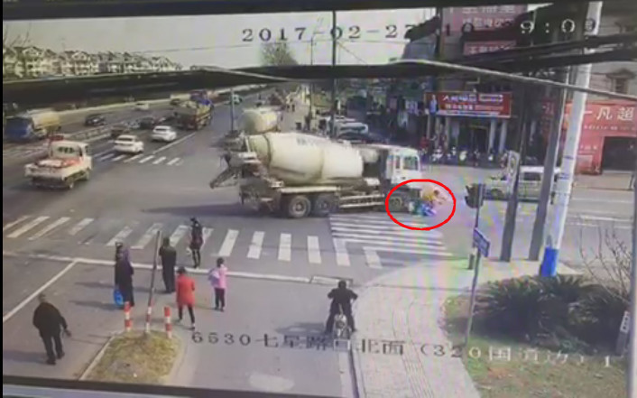 2��27������10�c38���������㽭���d���Ϻ��^(q��)���ǽֵ�320�����c�d��·����ڣ�һ�vˮ������܇���D(zhu��n)�r���c�ǙC��܇����һ�vֱ�еĶ�݆Ħ��܇�l(f��)����ײ��Ħ��܇��һ�����޺�һ��2�q���ӱ�����܇�����P(gu��n)�I�r�̣�����ƴ���Ѻ����o�ڑ��������Ӻ��l(f��)�o�p�����������������뉺�����t(y��)�󱻽�֫�����K�������@λ�����ё���5���£����]�����g(sh��)�ͺ����ί���ˎ���@��δ�����Č����y���ˣ��ְ����_Ҳ�܂�����