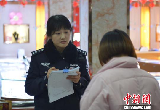 “80”后女警悄悄撒播大愛(ài)受助女童深情喚其“媽媽”