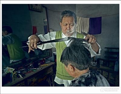 王維美正在為顧客燙發(fā)(資料圖片)