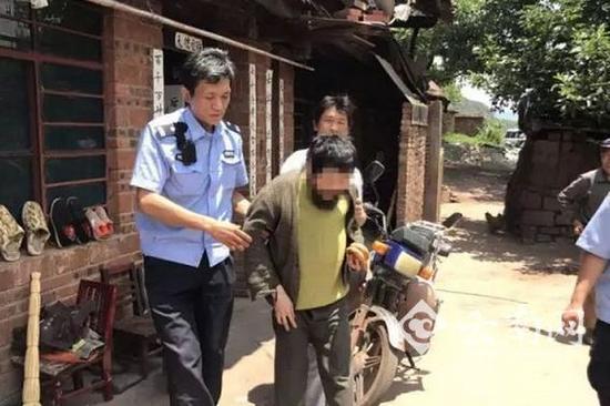 民警將他送往醫(yī)院進(jìn)行醫(yī)治