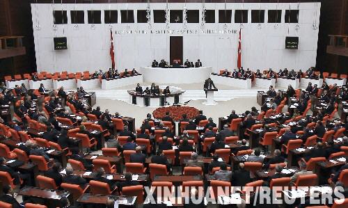 10月17日,在土耳其首都安卡拉,土議會成員舉行會議討論越境打擊庫爾德工人黨武裝的動議。當天,土耳其大國民議會通過了政府遞交的采取越境行動打擊庫爾德工人黨武裝的動議。 新華社/路透