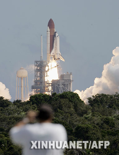 美國東部時間10月23日11時38分(北京時間10月23時38分),“發(fā)現(xiàn)”號航天飛機從佛羅里達州肯尼迪航天中心升空飛往國際空間站,它將為空間站送去重要的“和諧”節(jié)點艙。