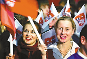 參加集會(huì)的一些年輕女性希望未來(lái)的丈夫像普京。(圖片來(lái)源:廣州日?qǐng)?bào))