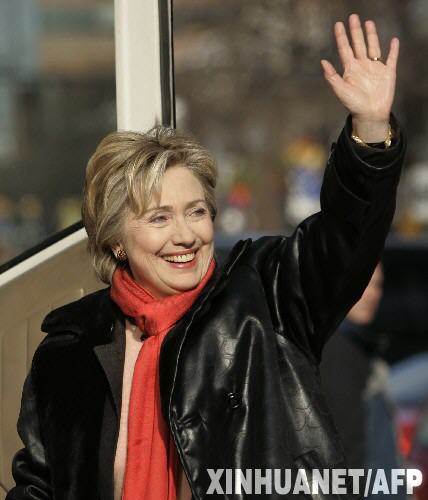 1月4日,在美國(guó)新罕布什爾州的曼徹斯特,民主黨總統(tǒng)競(jìng)選人希拉里·克林頓向支持者揮手。美國(guó)總統(tǒng)選舉首場(chǎng)黨內(nèi)預(yù)選1月3日在艾奧瓦州結(jié)束后,民主、共和兩黨總統(tǒng)競(jìng)選人紛紛趕赴新罕布什爾州,為1月8日將在這里舉行的直接預(yù)選(選民直接投票)造勢(shì)。 新華社/法新