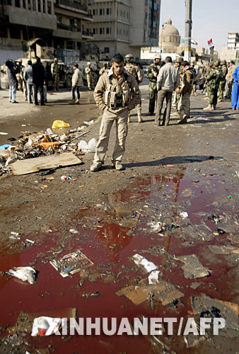 2月1日,伊拉克警察和士兵在首都巴格達市中心的爆炸現(xiàn)場檢查。當日,巴格達市中心發(fā)生炸彈襲擊事件,目前已造成35人死亡,75人受傷。 新華社/法新