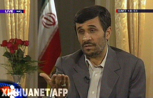這是2月23日伊朗總統(tǒng)馬哈茂德·艾哈邁迪-內(nèi)賈德在德黑蘭接受電視臺采訪的電視畫面。艾哈邁迪-內(nèi)賈德當(dāng)日在接受國家電視臺采訪時(shí)要求美國及其盟國就指控伊朗尋求發(fā)展核武器問題道歉。新華社/法新