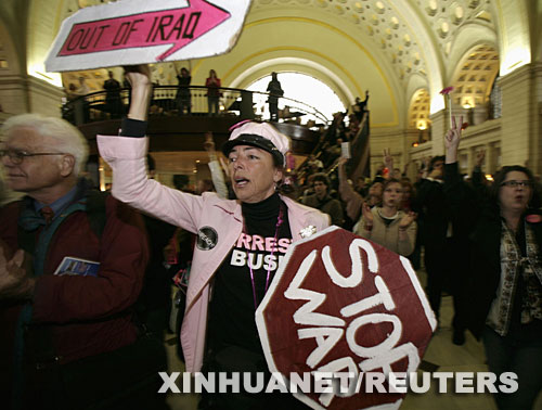 3��18�գ�������(gu��)�l(f��)��(d��ng)�����ˑ�(zh��n)��(zh��ng)5����֮�H��һЩ����(gu��)����(zh��n)��ʿ�ڽ�ͨ�߷�r(sh��)�΁�(l��i)���Aʢ�D��(li��n)��܇(ch��)վ�e�з���(zh��n)����ʾ���� ���A��/·͸