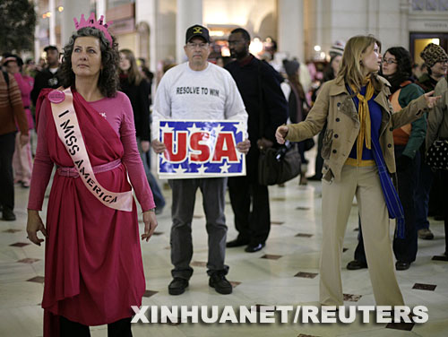 3��18�գ�������(gu��)�l(f��)��(d��ng)�����ˑ�(zh��n)��(zh��ng)5����֮�H��һЩ����(gu��)����(zh��n)��ʿ�ڽ�ͨ�߷�r(sh��)�΁�(l��i)���Aʢ�D��(li��n)��܇(ch��)վ�e�з���(zh��n)����ʾ���� ���A��/·͸