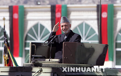 4月27日,在阿富汗首都喀布爾,阿富汗總統(tǒng)卡爾扎伊出席抗擊蘇聯(lián)入侵勝利16周年閱兵慶典。當(dāng)天的閱兵慶典隨后遭到塔利班武裝襲擊,多名阿富汗官員受傷,總統(tǒng)卡爾扎伊及時撤離沒有受傷。塔利班武裝發(fā)言人穆賈希德隨后聲稱對此襲擊事件負(fù)責(zé)。 新華社發(fā)(扎比攝)