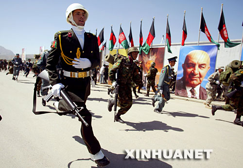 4月27日,在阿富汗首都喀布爾舉行的抗擊蘇聯(lián)入侵勝利16周年閱兵慶典上,阿富汗士兵在發(fā)生武裝襲擊的現(xiàn)場奔跑。當(dāng)天,阿富汗抗擊蘇聯(lián)入侵勝利16周年閱兵慶典遭到塔利班武裝襲擊,多名阿富汗官員受傷,總統(tǒng)卡爾扎伊及時撤離沒有受傷。塔利班武裝發(fā)言人穆賈希德隨后聲稱對襲擊事件負(fù)責(zé)。 新華社發(fā)(扎比攝)