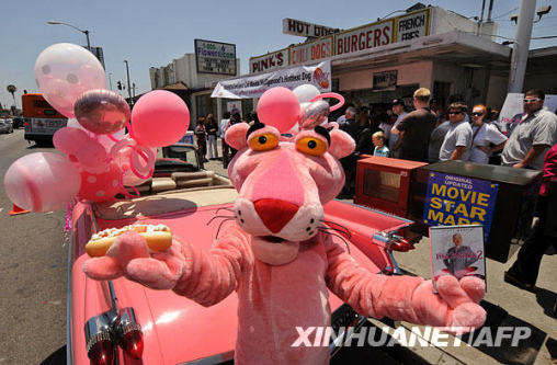 6��24������������ɼ�����^��һ���b��ɷۼt���������������һ�ҟṷ���Tǰ����Ƭ���ۼt��2����DVD���{���P�İl(f��)����������