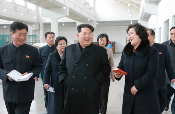 金正恩視察平壤金正淑紡織廠 贊國(guó)產(chǎn)書(shū)包喜笑顏開(kāi) 金正恩視察平壤金正淑紡織廠 贊國(guó)產(chǎn)書(shū)包喜笑顏開(kāi)