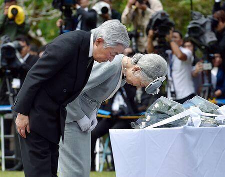 日本天皇夫婦在菲律賓向戰(zhàn)歿者紀(jì)念碑獻(xiàn)花 日本天皇夫婦在菲律賓向戰(zhàn)歿者紀(jì)念碑獻(xiàn)花