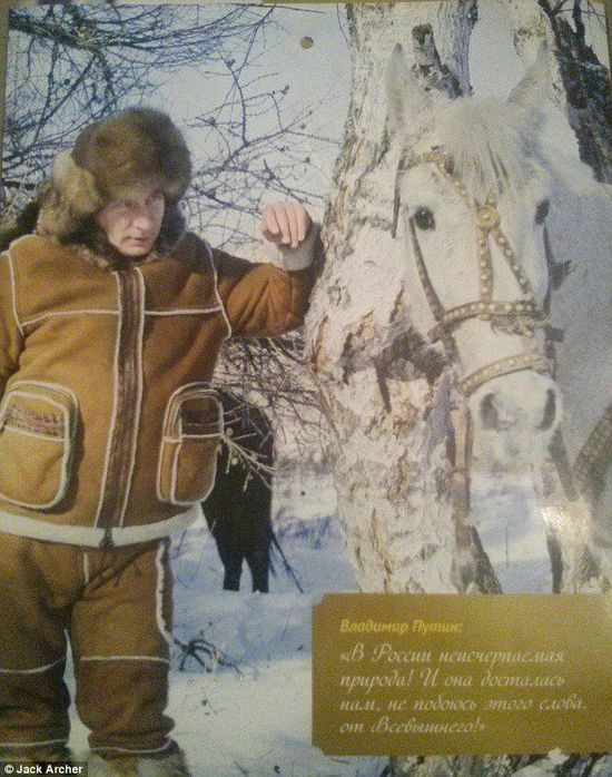 �c���_˹���y(t��ng)�վ����^һ����ĸ��X������Σ����_˹���s־�����Ƴ����վ�2016�v����������12���վ��DƬ���ɱ��𹷹�����΢Ц������������~�ĈDƬ�����ҵ���չʾ���@�����y(t��ng)����Ӳ�c���Ტ�桱��һ�档