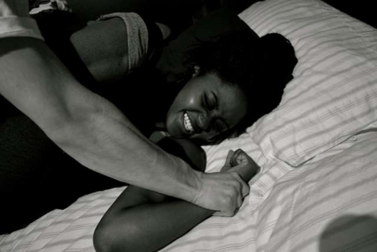 ���¾W5��17���c ��(j��)��ý���������һ��Ů������һ��İ������ԇ�D������C�������돊�����������^Ů�Ӳ��]������@��ʧ�����������o�������������ӌ������Ǖr����ҧ�������^�����Ó����