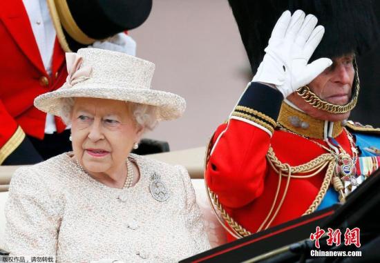 ��(d��ng)?sh��)ؕr(sh��)�g2015��6��13�գ�Ӣ��(gu��)���؞�cף����ɯ��Ů����Queen Elizabeth��89�q�����e������������Ӣ��(gu��)���ذ׽�h�m���(y��ng)�_(t��i)����ӢŮ������ɯ�׶����������ʼҳɆT��醱��xʽ���������⣬�������ӱ�����С���ӳ�ϯ���P���������F����վ���ɷ�Ã�����߅�����r(sh��)�����Ӵ��ȵı��鶺Ц��