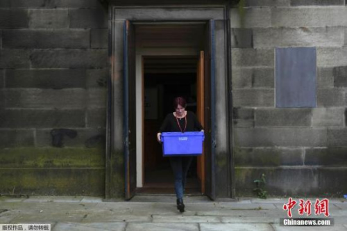 �Y�ψD����?sh��)ؕr�g2016��6��22����Ӣ���۶�����Ӣ��Ó�W��Ͷ�ڼ�����?sh��)�ͶƱվ�ʂ乤���M���С�