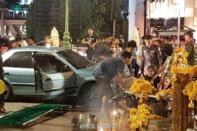 泰國一轎車闖入四面佛景點(diǎn) 有中國游客受傷 泰國一轎車闖入四面佛景點(diǎn) 有中國游客受傷